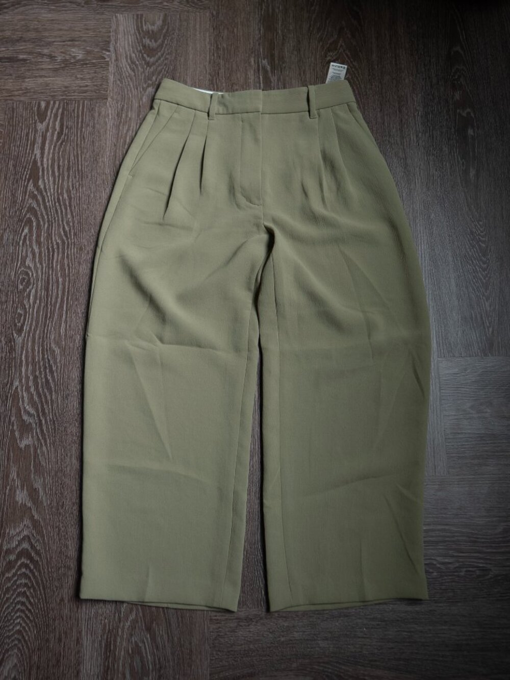 Aritzia "The Effortless Pant" in Green